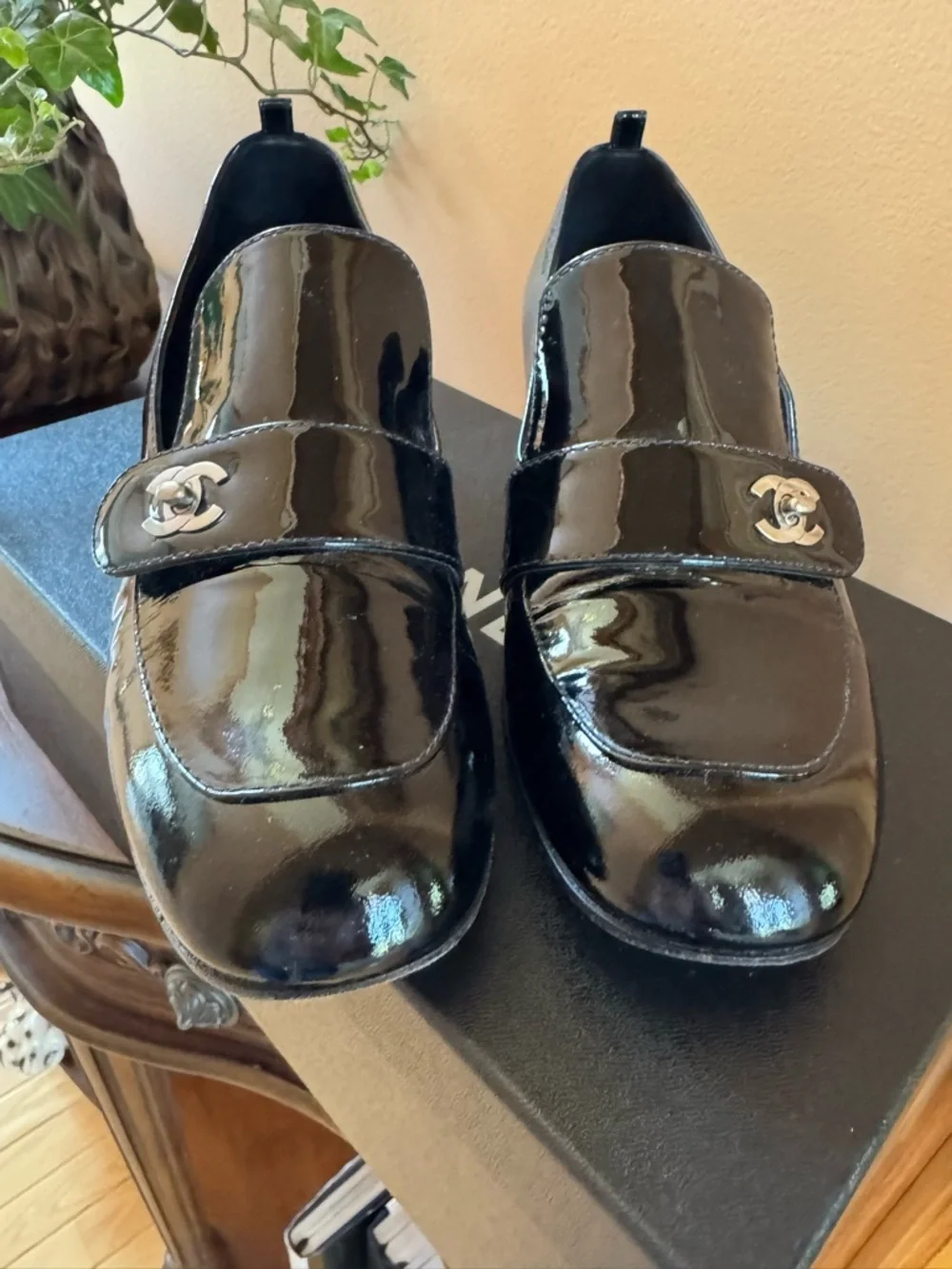 CHANEL Black Patent Leather Women's Loafers with CC Logo - Picture 6 of 9
